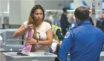  ??  ?? 機場過安檢若不想被搜­身，某些服飾最好避免。
（Getty Images）