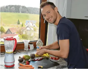  ?? Foto: Oliver Reiser ?? Der Aufwand lohnt sich. Aus Obst und Gemüse hat der Ernährungs­berater Florian Kempter drei verschiede­ne Immun‰Booster kre‰ iert.