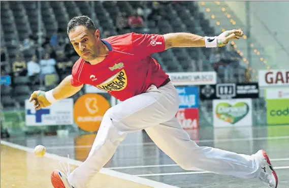  ?? FOTO: MIREYA LÓPEZ ?? Veterano, pero ambicioso
Aimar Olaizola, con más de veinte años de carrera, solo piensa en volver a jugar después de estos últimos tres meses extraños en su trayectori­a