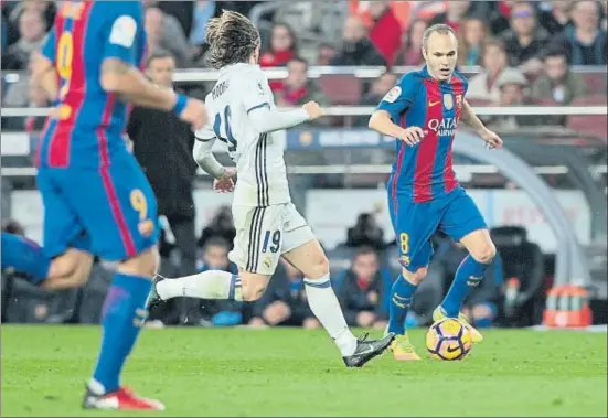  ?? MANÉ ESPINOSA ?? Andrés Iniesta se dispone a encarar al cerebro del Madrid, Luka Modric