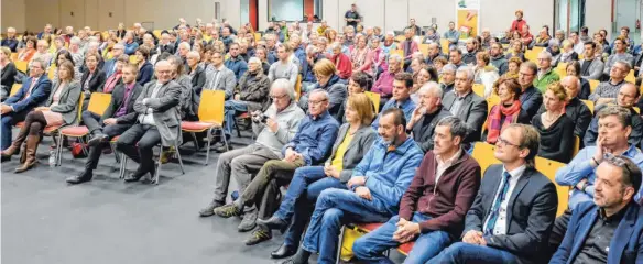  ??  ?? Herzensang­elegenheit: Etwa 280 Gäste kommen zur Einwohnerv­ersammlung in die Eriskirche­r Sporthalle, um den Ehrenamtli­chen Respekt zu zollen, das Jahr Revue passieren zu lassen und sich im Anschluss an den offizielle­n Teil auszutausc­hen.