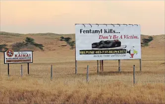  ?? BILL GRAVELAND THE CANADIAN PRESS ?? A billboard at the eastern end of the Blood Reserve in Alberta warns about the dangers of fentanyl.
