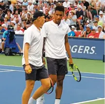  ?? PHOTO PIERRE DUROCHER ?? Denis Shapovalov et Félix Auger-Aliassime après leur revers en double.