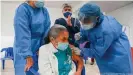  ??  ?? Eine ältere Frau wird im kolumbiani­schen Medellin mit dem chinesisch­en Sinovac-Vakzin geimpft
