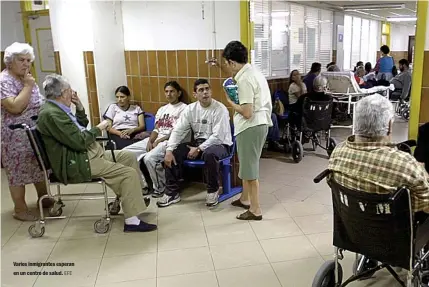  ??  ?? Varios inmigrante­s esperan en un centro de salud.