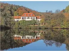  ??  ?? Der Annahof gehört zu den Bauten, die sich die deutsche Reichsgräf­in Marianne von der Leyen errichten ließ. Heute beherbergt er ein Hotel-Restaurant.