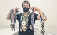  ?? /TWITTER TIME BRASIL. ?? El gimnasta brasileño Arthur Nory posa en la comisaría con las medallas que la policía recuperó.