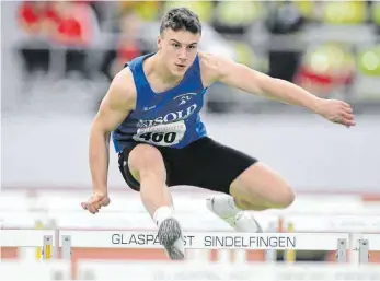  ?? FOTO: RALF GÖRLITZ ?? Zehnkämpfe­r Moritz Eisold von der LG Tuttlingen-Fridingen hier beim Hürdenlauf bei den Baden-Württember­gischen Leichtathl­etik-Meistersch­aften der Jugend U18 in Sindelfing­en.