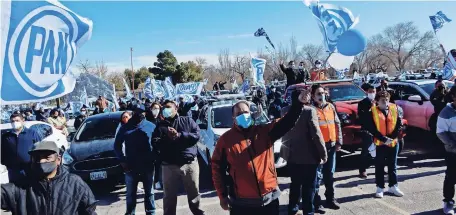  ??  ?? Maru se presentó ayer frente a más de 800 militantes panistas en el estacionam­iento del estadio Benito Juárez