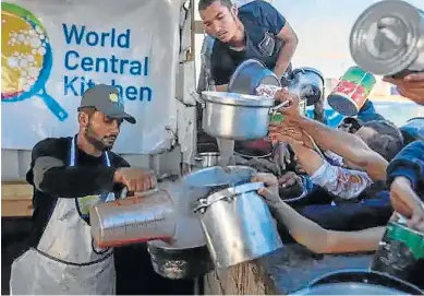  ?? D.C. ?? La ONG del chef José Andrés reparte comida en Gaza antes del asesinato de siete de sus cooperante­s.