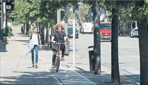  ?? GEMMA MIRALDA ?? El carril bici actual de la ronda Ponent de Sabadell está encima de la acera