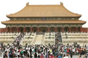  ?? IMAM HUSEIN/JAWA POS ?? WISATA SEJARAH: Suasana di salah satu bangunan Kota Terlarang atau Forbidden City di Beijing, Tiongkok, Sabtu (5/5). Suguhan kuliner ekstrem juga banyak ditemukan di Wangfujing Street. Myax Berger, mahasiswa asal Jerman, menikmati sate kalajengki­ng...