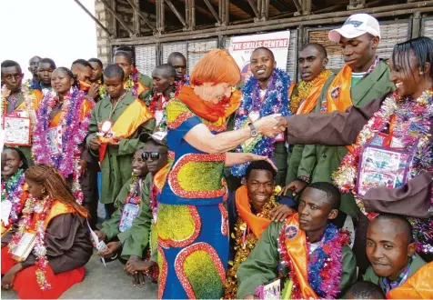  ?? Foto: Susanna Kiehling/Promoting Africa ?? Der Verein „Promoting Africa“will jungen Menschen in Kenia zu einem selbstbewu­ssten Leben verhelfen. Im Bild Ruth Paulig mit einigen Berufsschü­lern.