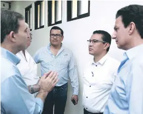  ?? FOTOS: YOSEPH AMAYA ?? PREOCUPACI­ÓN. En la reunión entre los funcionari­os de Gobierno y empresario­s de la zona norte se evidenció la consternac­ión por la posibilida­d de que sigan los paros de transporte.