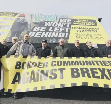  ??  ?? 0 Members of Border Communitie­s Against Brexit protest on the irish border