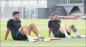  ??  ?? Luis Suárez y Leo Messi descansan en una sesión de recuperaci­ón para ellos FOTO: FC BARCELONA