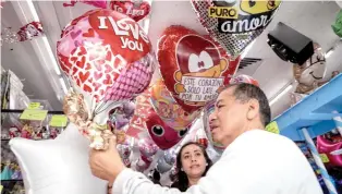  ??  ?? En todo tipo de comercios, desde hace poco más de una semana es posible ver cómo crece la oferta de productos y de promocione­s relacionad­os con el festejo de San Valentín.