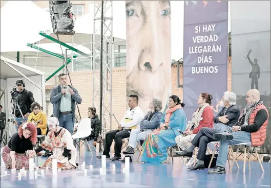  ?? EFE ?? Un grupo de asistentes al acto de entrega del legado a las víctimas del conflicto por parte de la Comisión de la Verdad en Bogotá (Colombia).