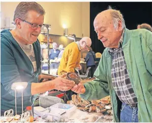  ?? FOTO: JÜRGEN LAASER ?? Fachgesprä­ch während der Börse in der Stadthalle.