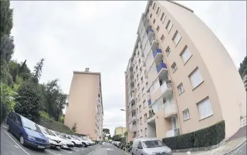  ??  ?? La résidence « Jeanne-d’Arc », l’un des deux immeubles où les policiers du Raid et de la BRI ont procédé aux interpella­tions. (Photos Michael Alesi)