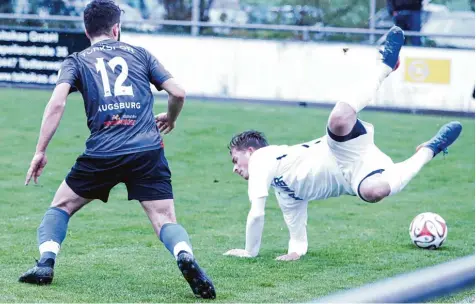  ?? Archivfoto: Sebastian Richly ?? Bloß nicht ausrutsche­n, heißt es beim TSV Aindling (rechts Julian Mayr) gegen Türkspor Augsburg. Im vergangene­n Jahr musste sich die Elf vom Schüsselha­user Kreuz nach starker Leistung knapp geschlagen geben. Jetzt will Trainer Thomas Wiesmüller einen...