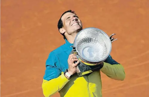  ?? DHRISTOPHE ENA / AP ?? Rafa Nadal aixeca emocionat un altre trofeu a Roland Garros, el que suma el seu número catorze