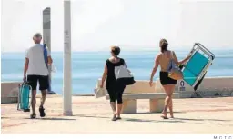  ?? M. C. I. C.. ?? Tres personas se dirigen a la playa de Levante de La Línea.