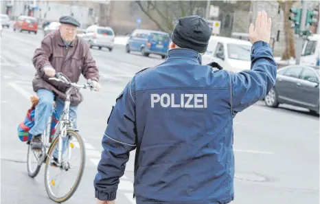  ?? FOTO: JENS KALAENE/DPA ?? Auch Radfahrer nehmen es mit den Verkehrsre­geln manchmal nicht so genau. Doch wird die Einhaltung von Regeln zu wenig kontrollie­rt, stellt sich schnell ein Schlendria­n ein – meint unser Autor.