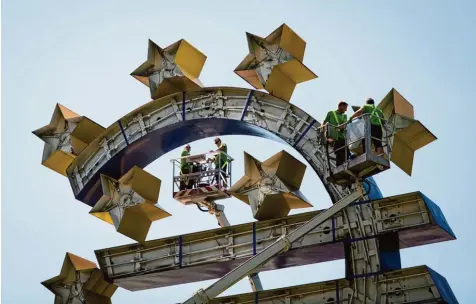  ?? Foto: Frank Rumpenhors­t, dpa ?? Die Sanierung von Ottmar Hörls Euro Skulptur vor der EZB in Frankfurt ist abgeschlos­sen – die Sanierung der EU muss erst beginnen.