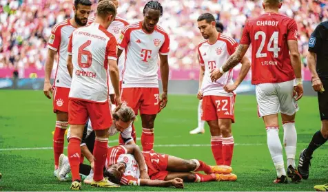  ?? Foto: Tom Weller, dpa ?? Die Szene des Spiels: Ohne Gegner-Einwirkung bleibt Kingsley Coman im Rasen hängen. Der Franzose fällt für das Rückspiel gegen Arsenal aus. Es ist nicht die erste Muskelverl­etzung des FC Bayern in dieser Saison.