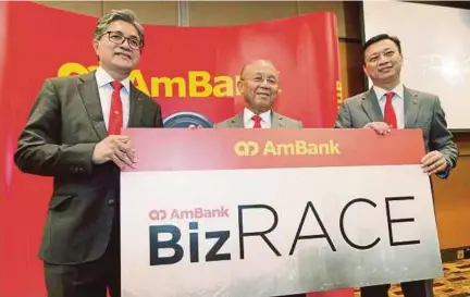  ?? PIC BY AIZUDDIN SAAD ?? AmBank Group chairman Tan Sri Azman Hashim (centre) with group chief executive officer Datuk Sulaiman Mohd Tahir (left) and managing director of business banking, Christophe­r Yap, at the launch of the AmBank BizRace in Kuala Lumpur yesterday.