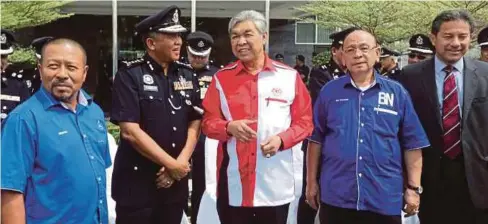  ??  ?? AHMAD Zahid bersama Ketua Polis Pahang, Datuk Seri Rosli Ab Rahman (dua dari kiri) ketika Lawatan Kerja ke IPK Pahang, semalam.