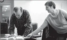  ?? NWA Democrat-Gazette/JASON IVESTER ?? Ken Leonard and Beth Keck, both of Bentonvill­e, prepare letters Thursday at Compton Gardens in Bentonvill­e to be sent to elected officials and government agencies to express Friends of Little Sugar Creek’s opposition to the proposed Lake Bella Vista...