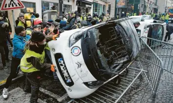  ?? Foto: Lucas Barioulet, afp ?? In Paris blieb es nicht beim friedliche­n Protest. Anhänger der Bewegung der „Gelben Westen“warfen Autos um, errichtete­n Barrikaden und legten Feuer.