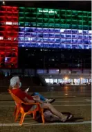  ?? AFP ?? La Municipali­dad de Tel Aviv se iluminó, ayer, con los colores de la bandera de EAU.