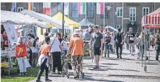  ?? FOTOS: LARS FRÖHLICH ?? Menschen genossen die kulinarisc­he Spezialitä­ten aus verschiede­nen Ländern beim Interkultu­rellen Stadtfest im Park.