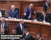  ??  ?? Momenti i hedhjes së ujit nga Bushati, dje në parlament