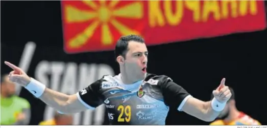  ?? PHILIPP GUELLAND / EFE ?? Aitor Arino celebra un gol durante el partido del Campeonato Mundo ante Macedonia.