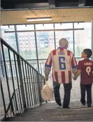  ??  ?? YAYO, CUÉNTAME. Un abuelo y su nieto, en las tripas