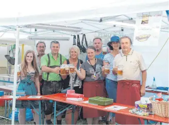  ?? FOTO: BLANKENHOR­N ?? Das musste sein. Nachdem man den Stand wegen eines Unwetters ab- und dann wieder aufbauen musste, wurde dies zünftig mit einer „Halbe“gefeiert. Trotz des großen Andrangs genossen alle Teilnehmer die sechsTage in Russi und auf dem „Fira die Sette Dulur“.