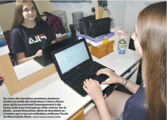  ?? PHOTO DIDIER DEBUSSCHÈR­E ?? Au cours des dernières semaines, plusieurs écoles ont prêté des ordinateur­s à leurs élèves pour qu’ils poursuiven­t l’enseigneme­nt à distance, mais tous n’ont pas eu cette chance. Sur la photo, Joanie Desroches, élève de deuxième secondaire qui a reçu un ordinateur prêté par l’école du Mont-Sainte-Anne.