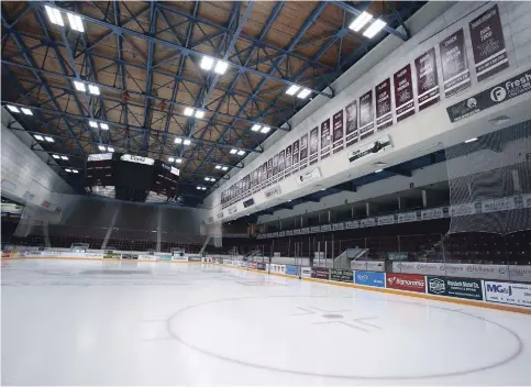  ?? CLIFFORD SKARSTEDT EXAMINER ?? The new Peterborou­gh Petes banners on the wall above the visitor's bench (high up on bulkhead) on Friday at the Memorial Centre. The Lakers have not yet decided what to do with their banners.