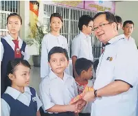Murid Dayak Di Sekolah Cina Terima Hadiah Gawai Daripada Supp Bintulu Pressreader