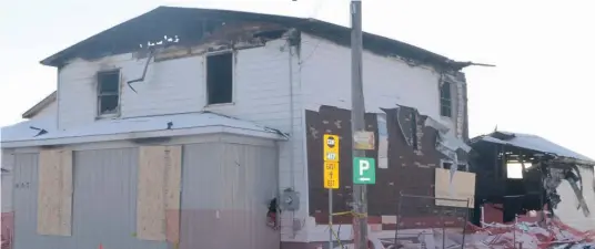  ?? —photo Caroline Prévost ?? Last Tuesday a fire ravaged a house on St-Isidore Road in Casselman. The Saint -Albert fire department was called in to assist. “It is thanks to the work of the two stations that the house next door is still standing,” said Casselman fire chief Alain...