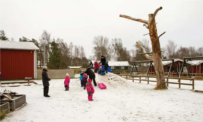  ?? Bild: CARINA NILSSON ?? UTELEK. Pengarna från miljöprise­t ska gå till att förbättra förskolans utemiljö. I odlingsbän­karna till vänster finns blommor som drar till sig insekter och på sommaren odlas rädisor och kryddor.