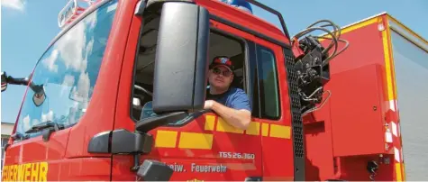 ??  ?? Wieder „am Steuer“, wenn auch in anderer Funktion. Der frühere Krumbacher Feuerwehrk­ommandant Wolfgang Hiller ist jetzt Vorsitzend­er des Feuerwehr-Vereins. Seine Wahl war das prägende Thema bei der Generalver­sammlung der Feuerwehr.