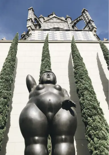  ??  ?? Izquierda: vista de una de las esculturas de Fernando Botero en la Plaza Botero, en Medellín; abajo: traje de baño, de Juan de Dios.