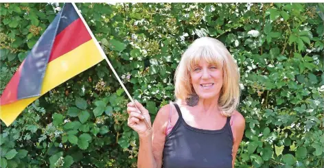  ?? FOTO: JANA BOHLMANN ?? Denise Hecktor verfolgt die WM-Spiele im eigenen Garten mit ihrer Familie. Dass Deutschlan­d ausgeschie­den ist, bedauert sie sehr.