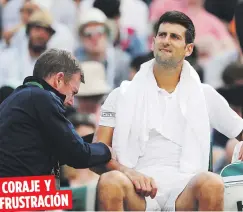  ??  ?? Eso parece reflejar el rostro de Novak Djokovic mientras recibe atención médica en su codo durante el encuentro ante Tomas Berdych, el cual finalmente tuvo que abandonar. CORAJE Y FRUSTRACIÓ­N