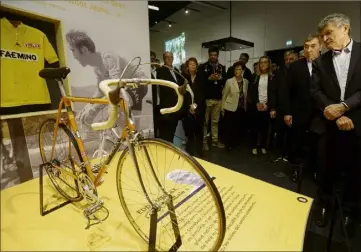  ?? (Photos Frantz Bouton) ?? Le vélo d’Eddy Merckx et son fameux maillot “Faemino” de sa victoire en , dans la galerie des “Roissoleil”.